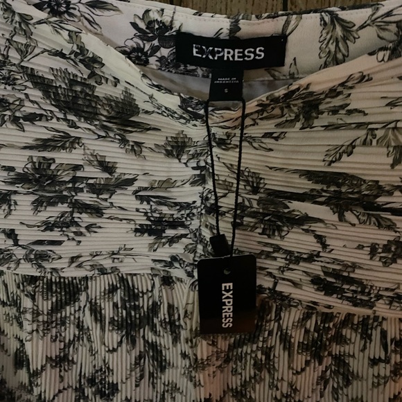 NWT Express Pleated Floral Mini Skirt - Picture 2 of 9